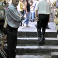 Homme sérieux à l'entrée du souk Bazouriyé