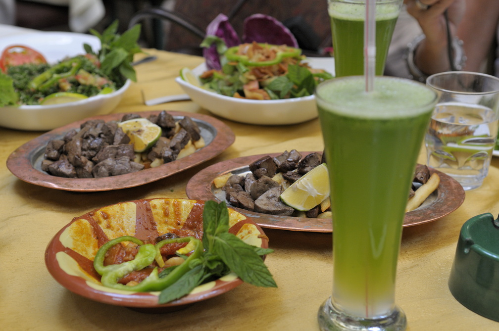 Jus de citron à la menthe et foies poelés