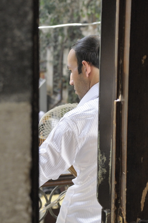 Musicien devant la porte entrouverte