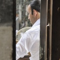 Musicien devant la porte entrouverte