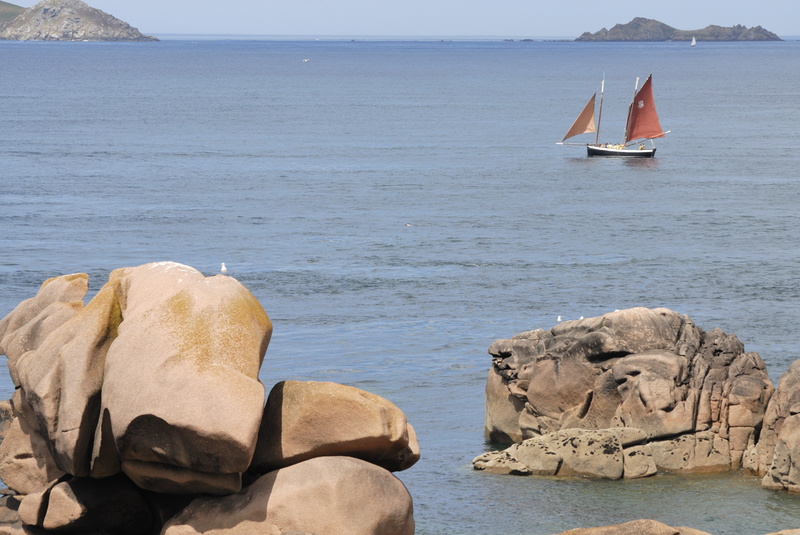 Bisquine aux voiles rouges