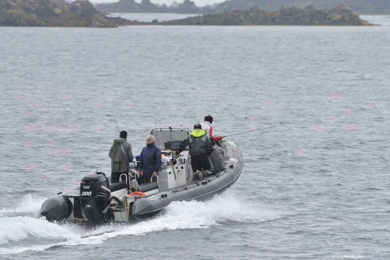 Des pêcheurs en zodiac nous accompagnent un moment