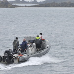 Des pêcheurs en zodiac nous accompagnent un moment