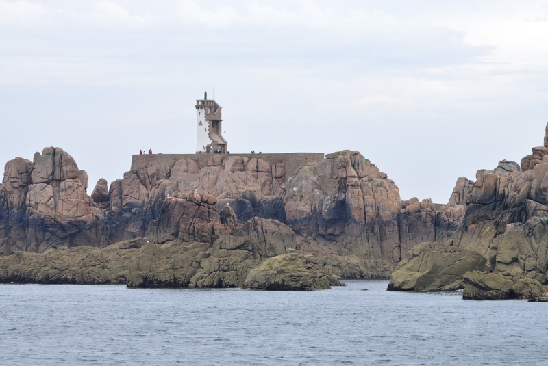 Le phare du Paon sur ses rochers de granit rose