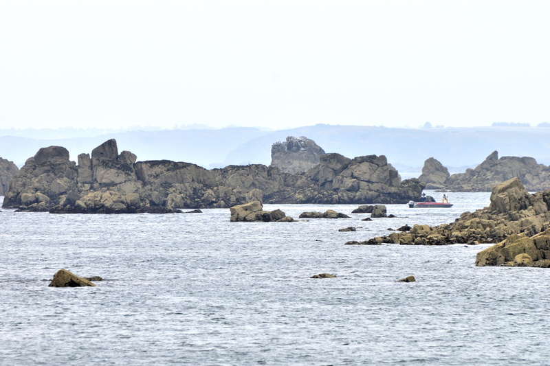 Les pêcheurs s'aventurent entre les écueils