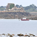 Bateau rouge dans une crique