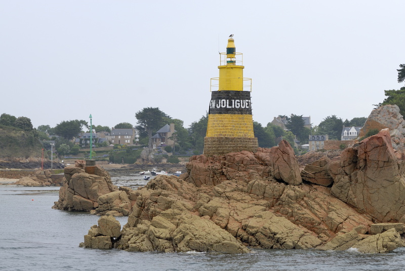 Le phare de Men Joliguet à l'entrée de Port-Clos