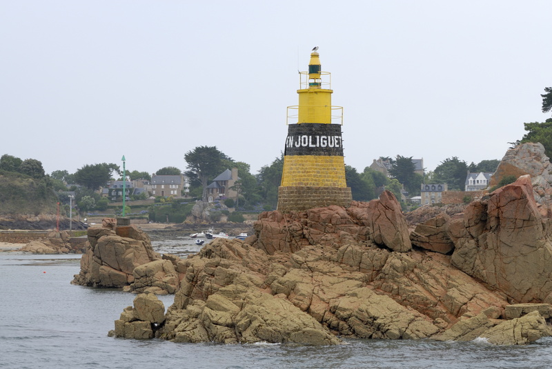 Le phare de Men Joliguet à l'entrée de Port-Clos