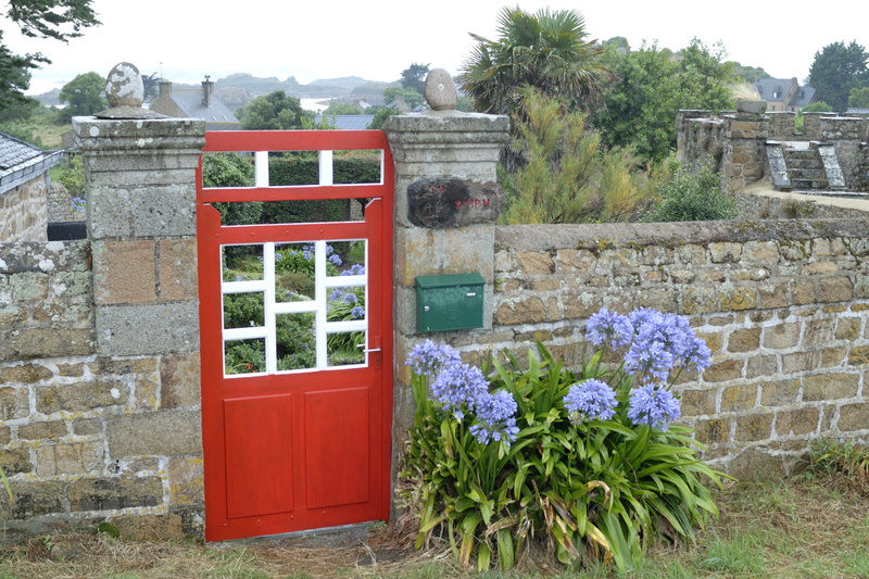 Boîte verte et porte rouge