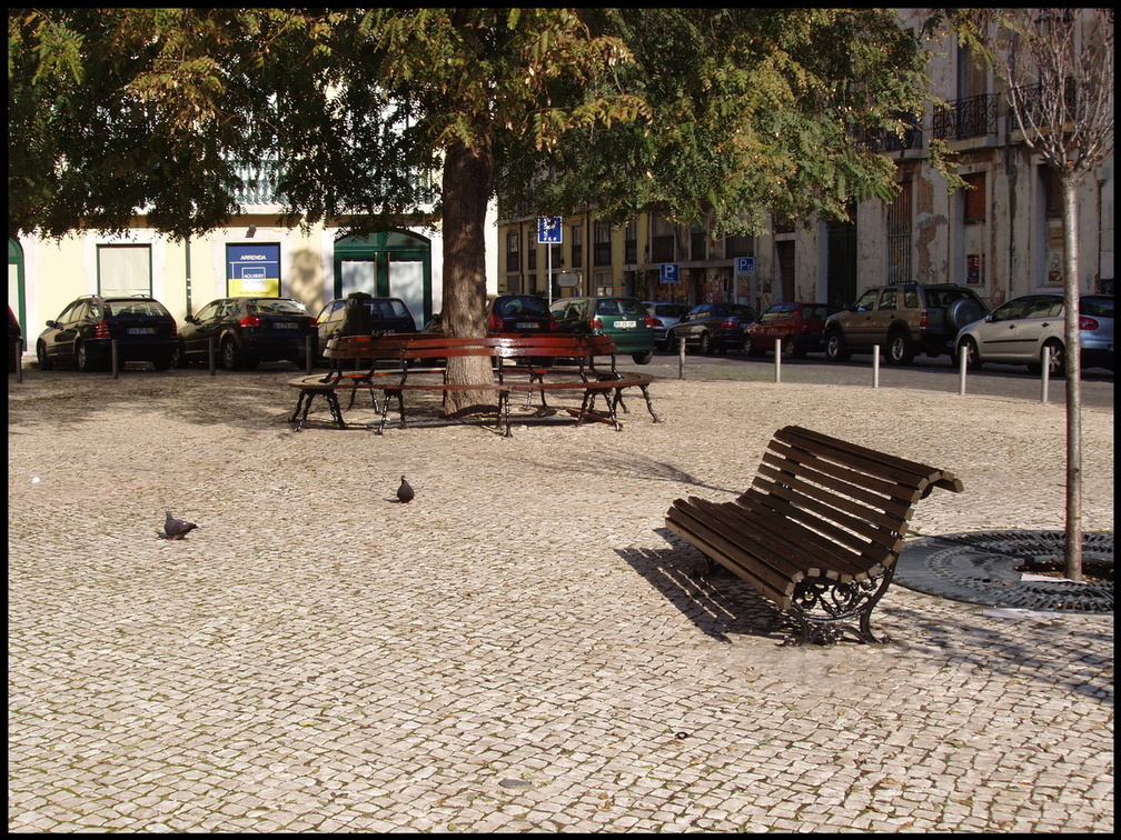 Placette pavée et banc