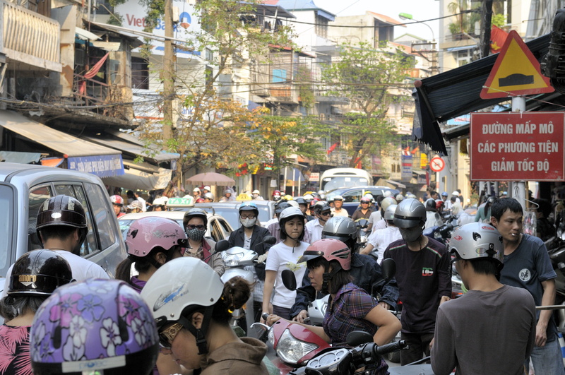 Embouteillage de véléomoteurs à Hanoï