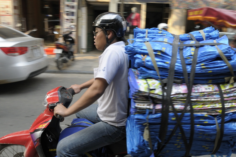 Transport de sacs... à vélomoteur