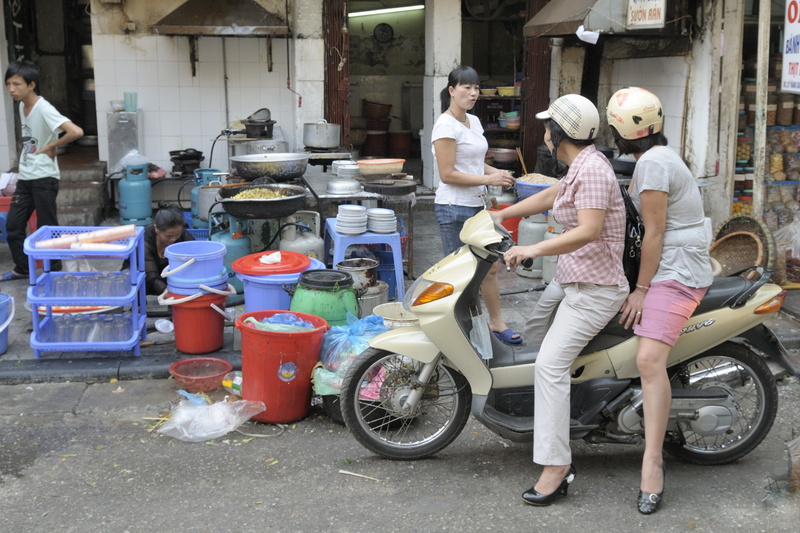 Restaurant sur le trottoir à Hanoî