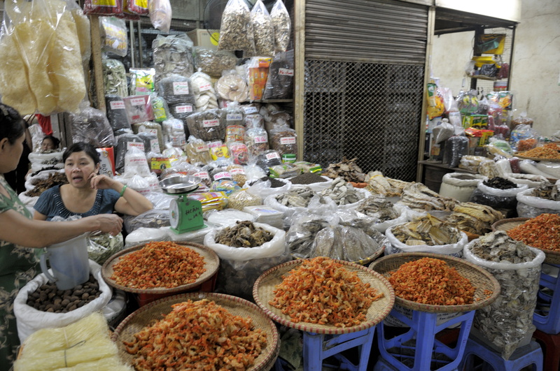 Etal de crevettes et poissons séchés à Hanoï