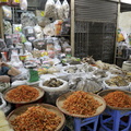 Etal de crevettes et poissons séchés à Hanoï