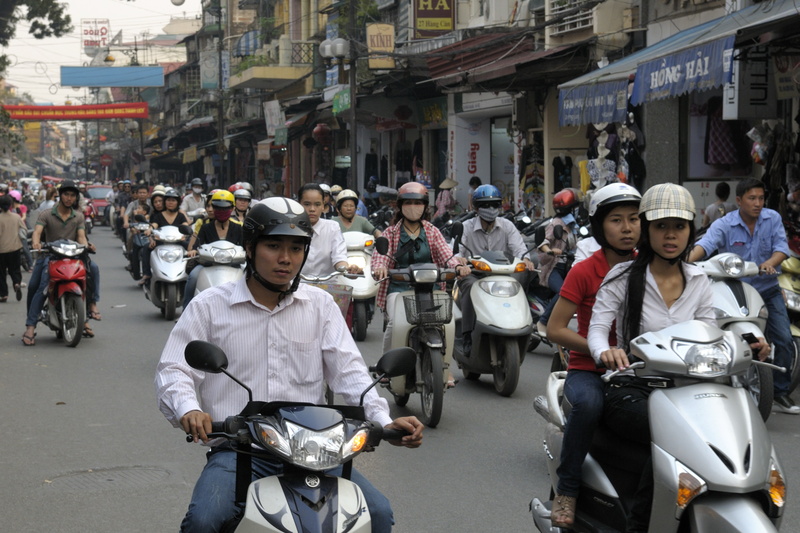 Circulation rue Hang Ngang à Hanoï