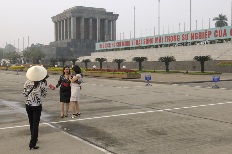 Jeunes vietnamiennes au Mausolée Ho-Chi-minh