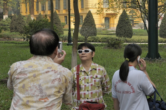 Touristes vietnamiens devant le siège du Comité central du PCV