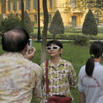 Touristes vietnamiens devant le siège du Comité central du PCV