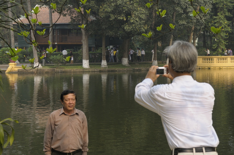 Photo devant la maison d'Ho-Chi-Minh