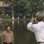 Photo devant la maison d'Ho-Chi-Minh