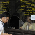 Man, notre guide, au guichet du Temple de la Littérature