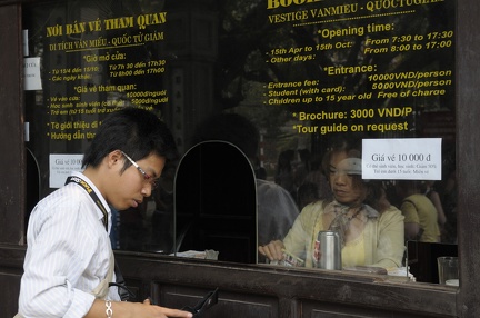 Man, notre guide, au guichet du Temple de la Littérature