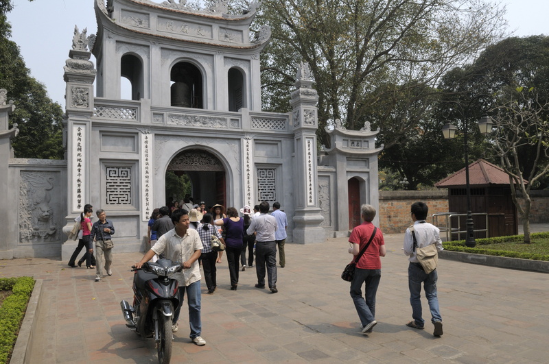 Entrée du temple de la Littérature avec ses cours en enfilade