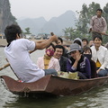 Les familles remplisent les barques à fond plat