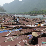 Les barques stationnent en grand nombre, attendant le retour des pélerins