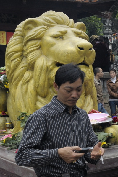 Lion et photographe à la cigarette