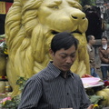 Lion et photographe à la cigarette