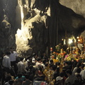 Un des nombreux autels parmi les concrétions de la grotte