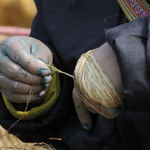 Travail du chanvre (les mains sont colorées par l'indigo des teintures des vêtements)