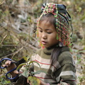 Petite fille hmong aux ciseaux