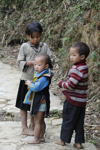 Trois enfants Hmongs sur le chemin