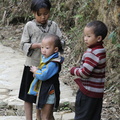 Trois enfants Hmongs sur le chemin
