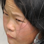 Front soucieux et boucles en argent (hmong)