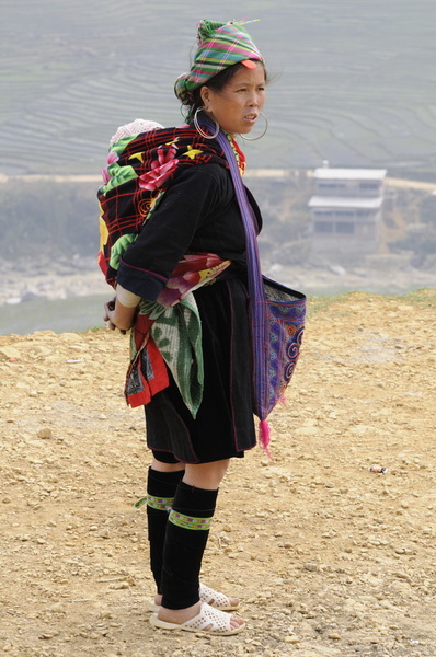 Jeuune femme hmong et son bébé dans le dos