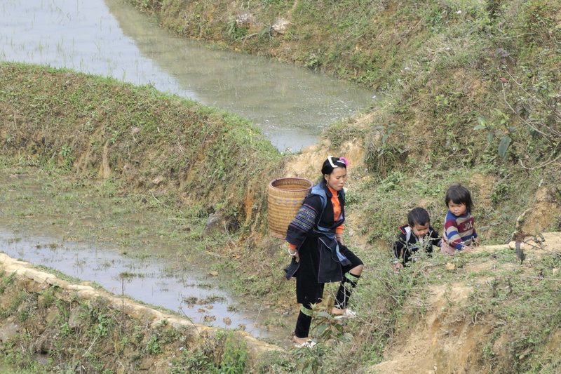 Femme hmong et ses deux enfants