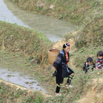 Femme hmong et ses deux enfants