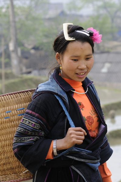 Jeune hmong avec son panier en osier