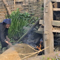 Vieille femme hmong et le feu