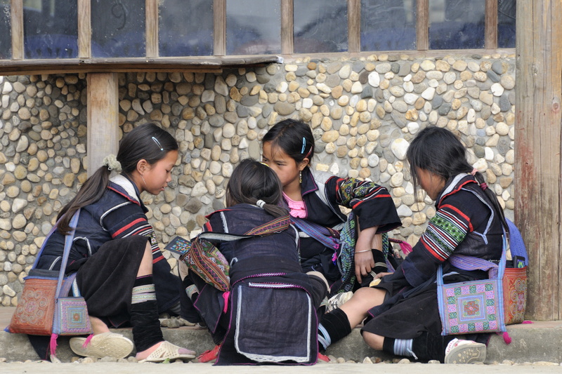 Petite pause dans la cour de l'école (hmong noir)