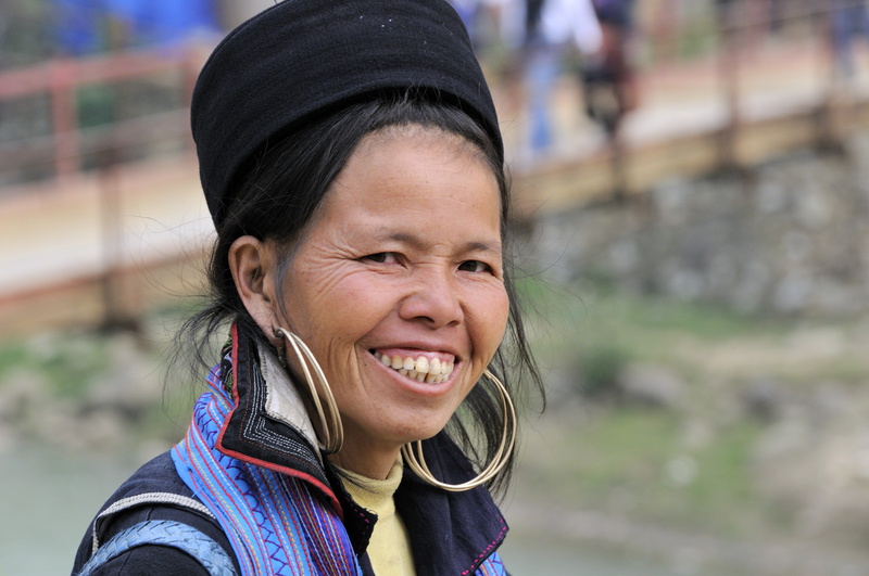 Sourire et boucles créoles (ah, je me trompe de continent)