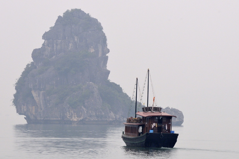 Les rochers surgissent de la brume