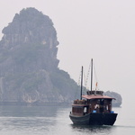 Les rochers surgissent de la brume