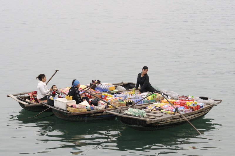 Vendeuses pour les bateaux de touristes