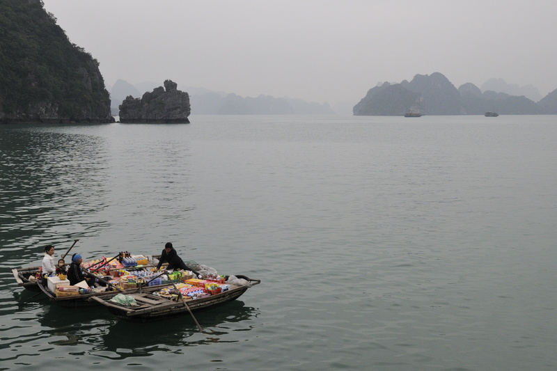 Vendeuses pour les bateaux de touristes