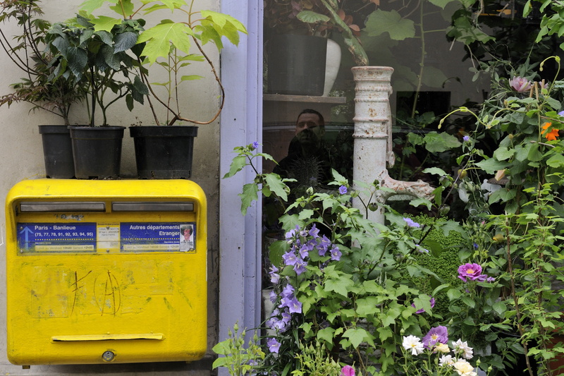 Boîte aux lettres jaune